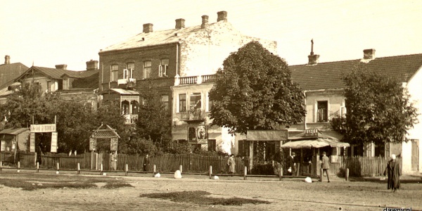Plac Piłsudskiego, 1936 rok. Nowoczesne kino „Oaza” (drugi budynek od prawej) cieszyło się dużą popularnością wśród mieszkańców Wołomina.
