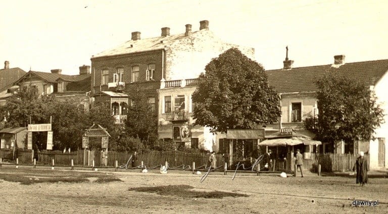 Plac Piłsudskiego, 1936 rok. Nowoczesne kino „Oaza” (drugi budynek od prawej) cieszyło się dużą popularnością wśród mieszkańców Wołomina.