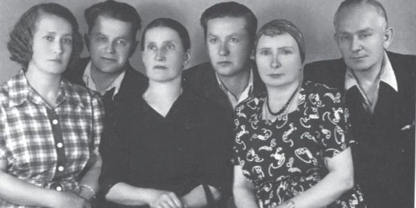 Od lewej: Janina Leśniewska-Brzuszczyńska, Jan Władysław Leśniewski, Ludwika Leśniewska-Nachtman, Kazimierz Jacenty Leśniewski, Stefania Leśniewska Gołębiowska i Wincenty Leśniewski.