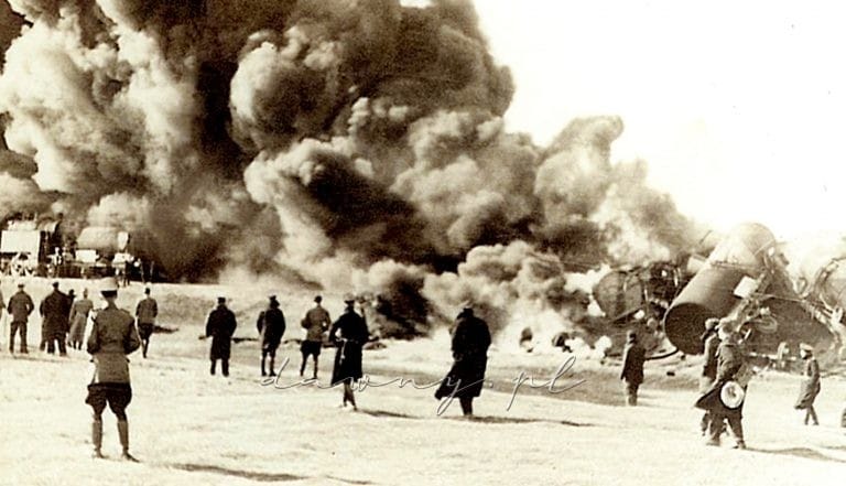 Fotografia płonących cystern po zderzeniu pociągów 1941 r.