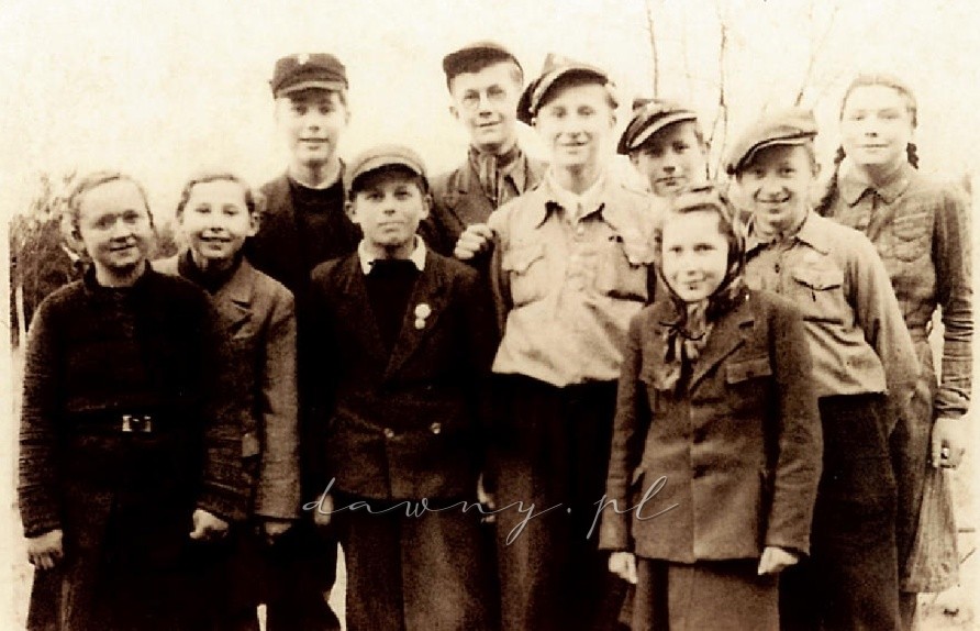 28 marca 1945 r. Kółko przyjaciół z Gimnazjum w Tłuszczu na wycieczce w Jarzębiej Łące.Od lewej: „Kula”, Jagoda Suska, Andrzej Suski, Rudnik, Janusz Wyszkowski, Mirosław Downarowicz, Włodzimierz Grzelak, Zofia Wyszkowska, Henryk Trojanowski, Barbara Napieralska. 