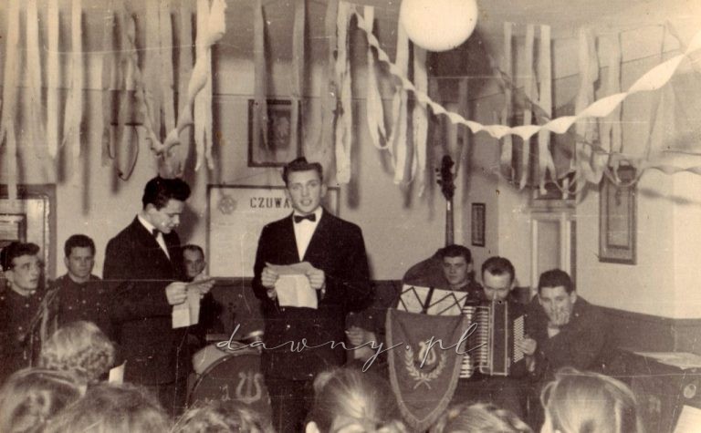 Kol. Zaremba i kol. Kamiński w numerze p.t. "Życie naszej szkoły w tytułach książek i filmów".