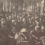 Pogrzeb Stanisława Szpotańskiego. Kondukt żałobny zbliża się do miejsca wiecznego spoczynku na cmentarzu w Kobyłce.