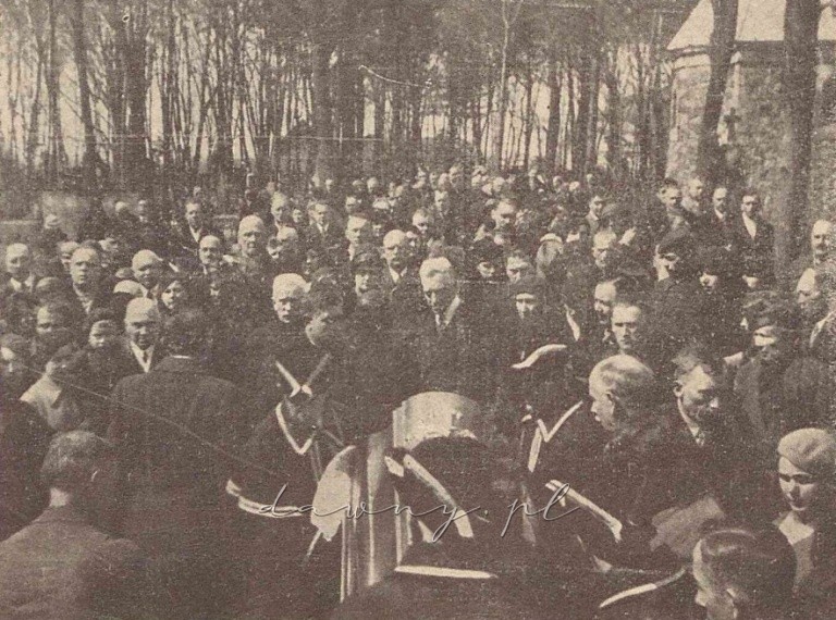 Pogrzeb Stanisława Szpotańskiego. Kondukt żałobny zbliża się do miejsca wiecznego spoczynku na cmentarzu w Kobyłce.