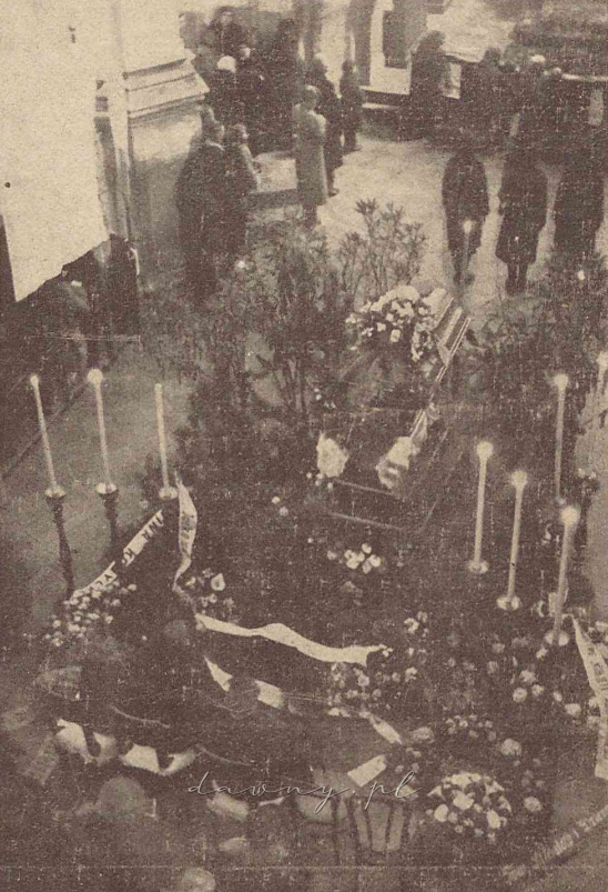 W starym pięknym kościele w Kobyłce żałobny katafalk tonął w powodzi wieńców i kwiatów.