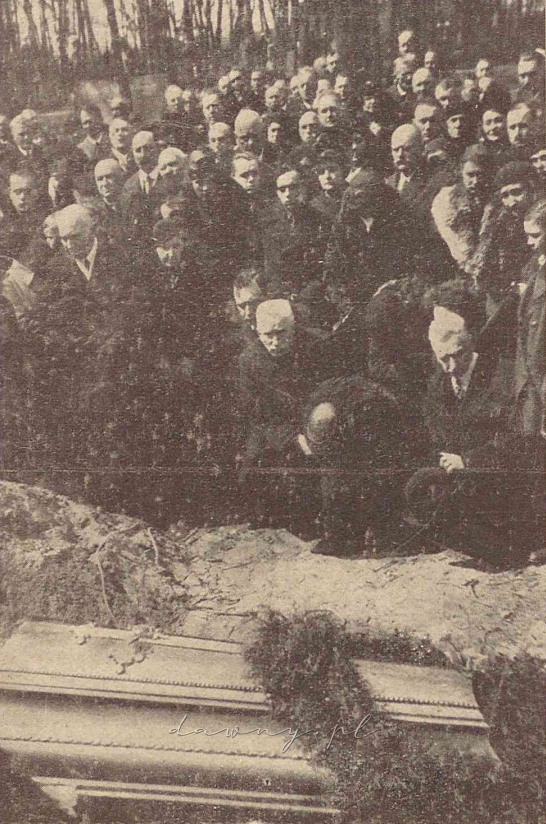 Najbliższa rodzina ś. p. Stanisława Szpotańskiego nad grobem. W pierwszym rzędzie małżonka zmarłego i brat Tadeusz Szpotański