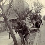 Wiesia Kośnik i Mirka Cudna z klasy 9b wspólnymi siłami przekopują twarde i zaniedbane trawniki