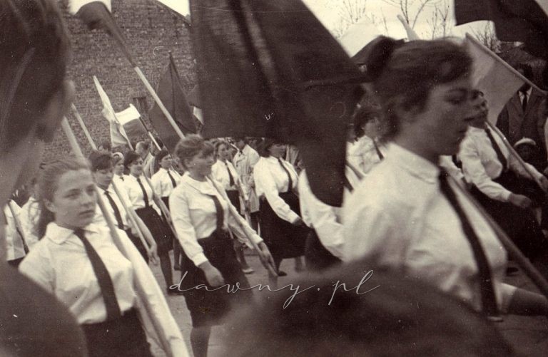 ZMS-owcy w strojach swej organizacji zbliżają się do trybuny honorowej