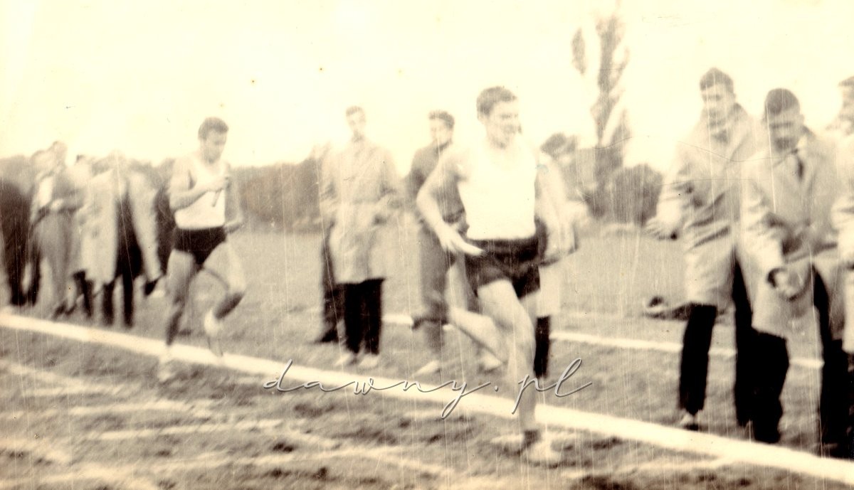 Sztafeta 4x400 metrów. Tadek Dzbeński przejmuje pałeczkę na ostatniej zmianie. Nasze zwycięstwo - murowane