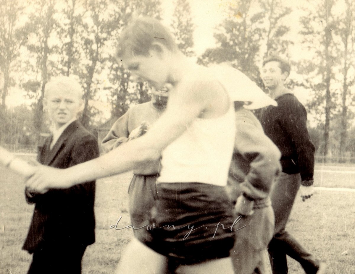 Tadek Dzbeński. Uszczęśliwiona mina i gratulacje kolegów po zwycięstwie w sztafecie 4x400 m.