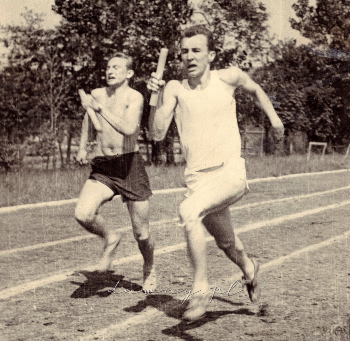 Jerzy Ziemski prowadzi w sztafecie 4x100 m.
