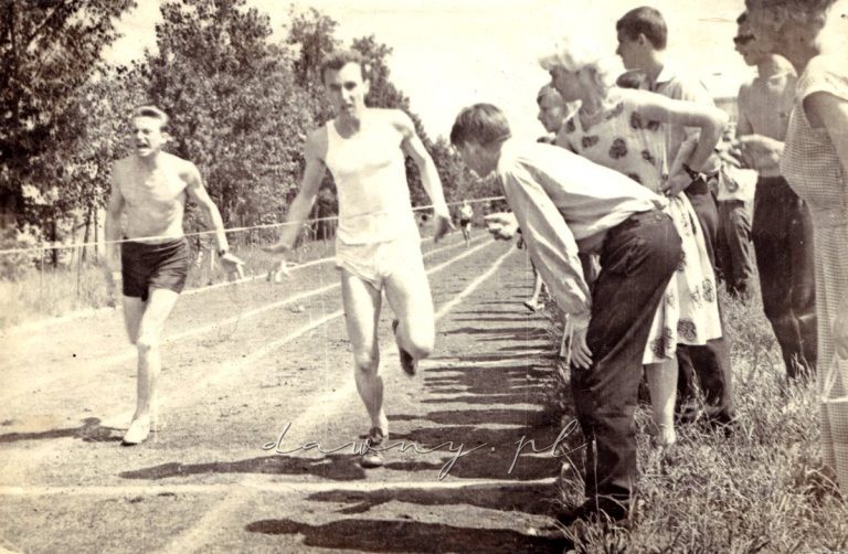 Bieg na 400m. Po raz trzeci na tych zawodach J. Ziemski zwycięsko przerywa taśmę w czasie 53,0 sek.