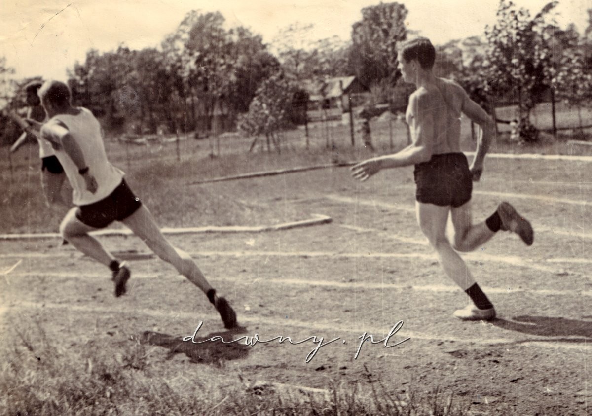 4x100 m, pierwsza zmiana. Tadeusz Dzbeńki przekazuje pałeczkę Rejkowi.