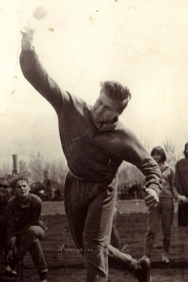 Kulą pcha A. Ostrowski