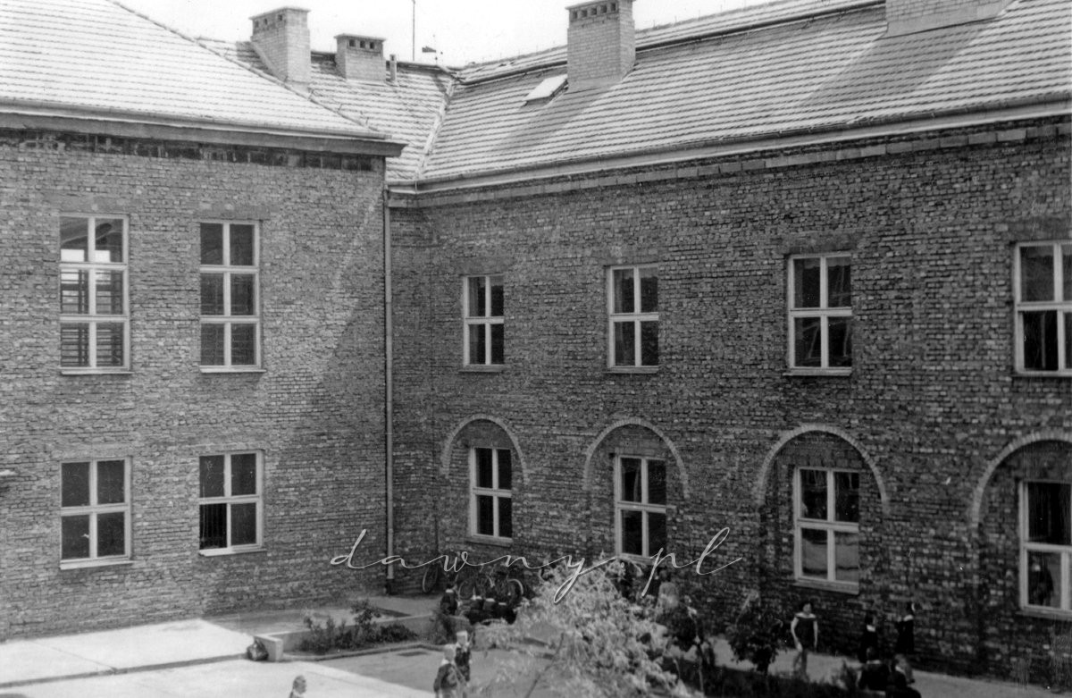Dziedziniec I LO w Wołominie, rok 1964