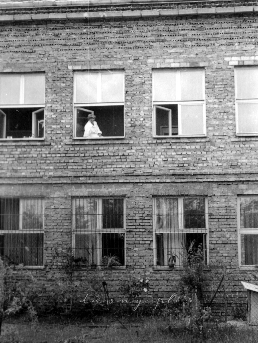 Okna gabinetu lekarskiego. W jednym z nich - P. Nasiadko. (I LO w Wołominie, rok 1964)