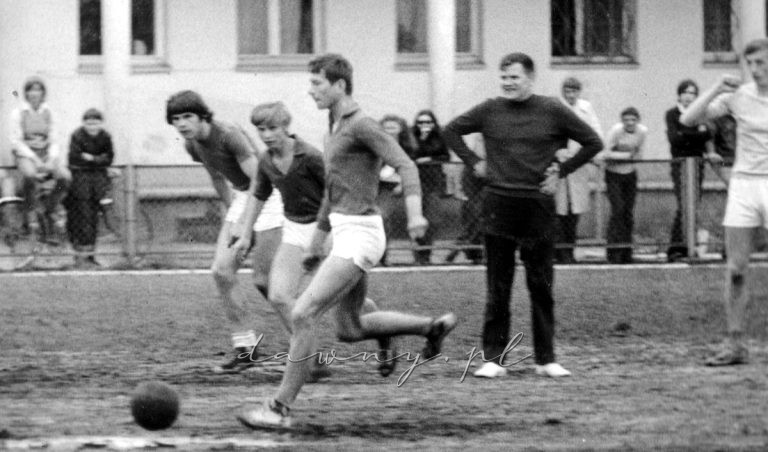 Ach, jaka ta nasza młodzież jest dorodna... patrząc z tyłu