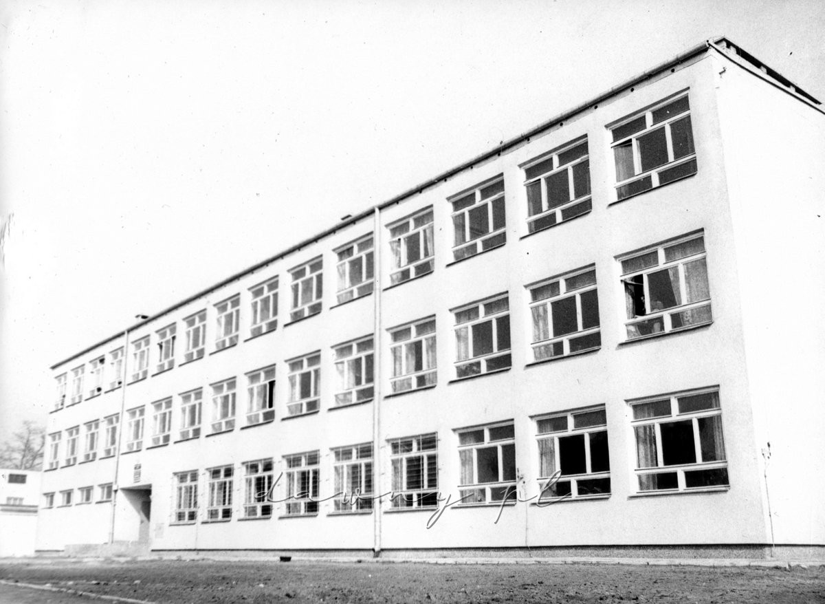 ...a budynek naszej nowej szkoły prezentuje się okazale.