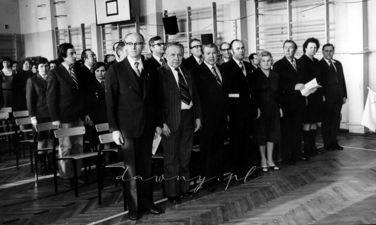 ...po odśpiewaniu hymnu wszyscy z ogromnym zainteresowaniem oczekują dalszego ciągu uroczystości.