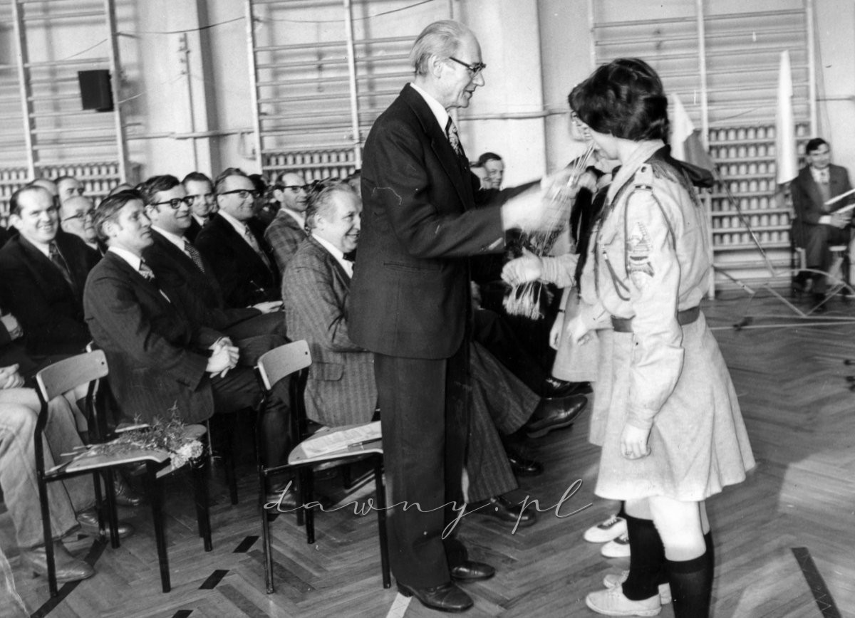 Sympatyczne ich przedstawicielki z gorącymi życzeniami wręczają Panu Dyrektorowi kwiaty