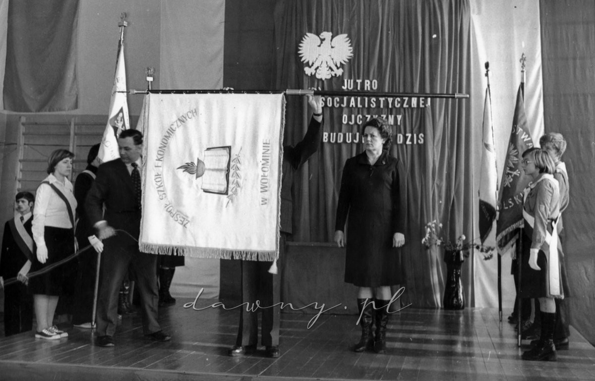 Prezentacja sztandaru przez przedstawicieli Komitetu Rodzicielskiego