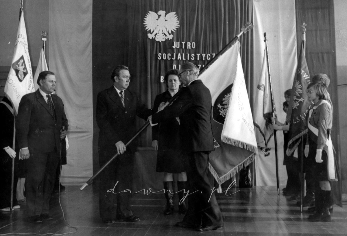 Z wielkim namaszczeniem Pan Dyrektor przejmuje sztandar na swe ramię.