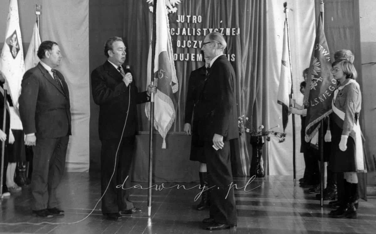 Przewodniczący Komitetu Rodzicielskiego, pan H. Gorzkowski i pan J. Balcerzak przekazują sztandar Dyrektorowi Szkoły