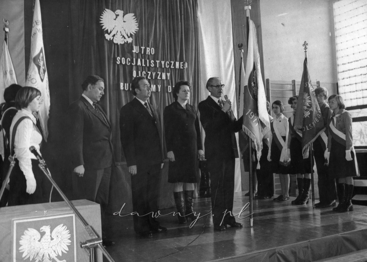 Przekazanie sztandaru młodzieży przez pana dyrektora odbyło się z wielkim wzruszeniem. "Sztandar ten, jako symbol jedności wszystkich pięciu szkół w Zespole Szkół Ekonomicznych przekazuję młodzieży i jednocześnie życzę i wyrażam nadzieję, że treści i idee zawarte w jego znamionach będą dla nas, jak ongiś Gwiazda Polarna dla żeglarzy natchnieniem i drogowskazem na dzisiaj i w przyszłości."