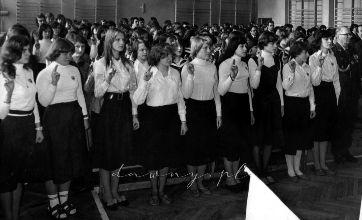 Ślubujemy dbać o dobre imię szkoły, godnie ją reprezentować i strzec honoru sztandaru szkolnego...