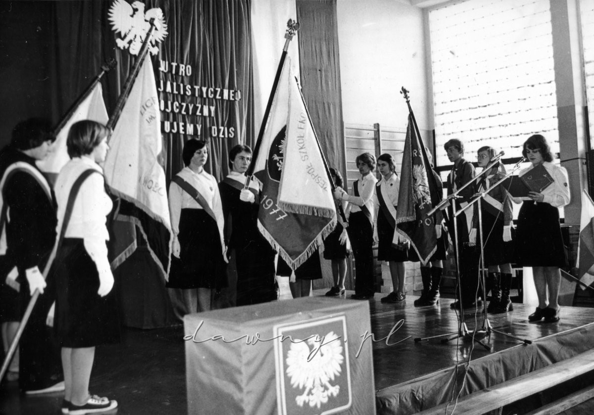 Nasz sztandar dumnie pośród innych wzniesiony, towarzyszy ślubowaniu, którego tekst odczytuje przewodnicząca Samorządu Szkolnego - Barbara Paszkowska