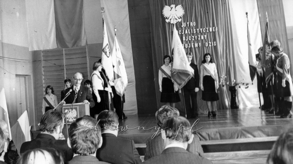 Pan dyr. Feliks Szturo w przemówieniu swym nakreślił historię naszej szkoły od momentu jej powstania, tj. od 1945 r.