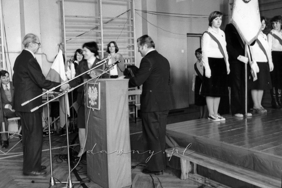 Pani prof. J. Sidwa z uśmiechem przyjmuje zasłużoną nagrodę za sumienną i aktywną pracę pedagodiczną i społeczną. Wśród nagrodzonych byli także: pan dyr. F. Szturo, pan dyr. S. Zacheja oraz pani prof. B. Uścinowicz.