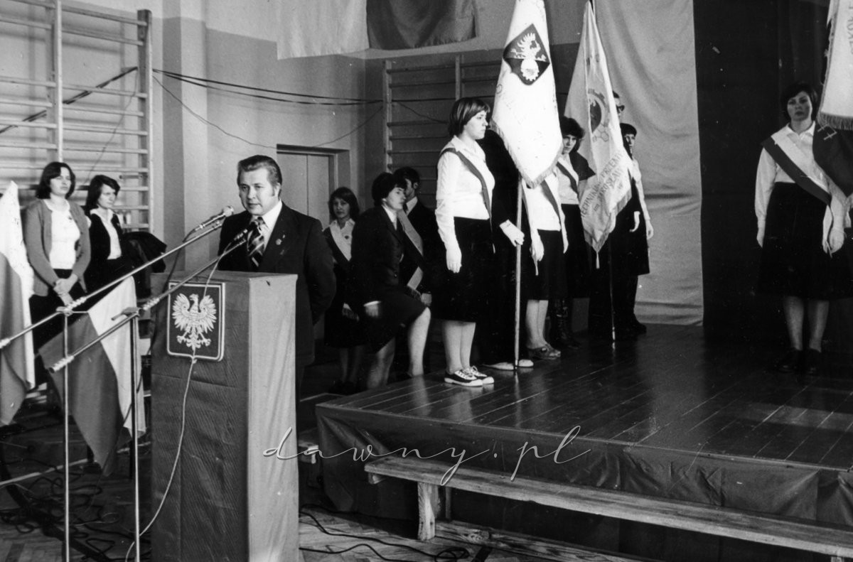 W przemówieniu Kuratora Oświaty i Wychowania J. Lerskiego usłyszeliśmy słowa uznania i życzenia skierowane do młodzieży i wszystkich pracowników szkoły