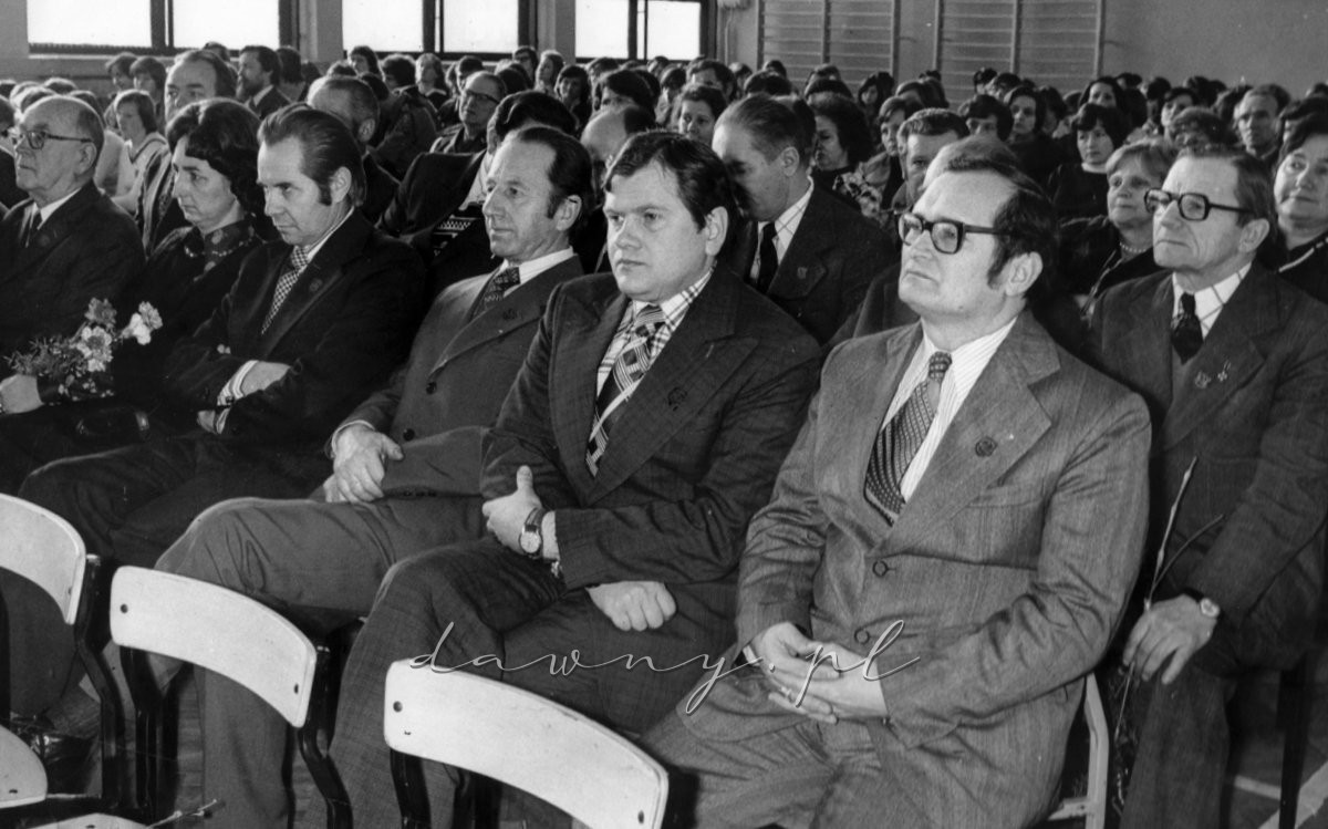 Na twarzach gości obserwujących uroczystość widać skupienie i przeżywanie razem z nami