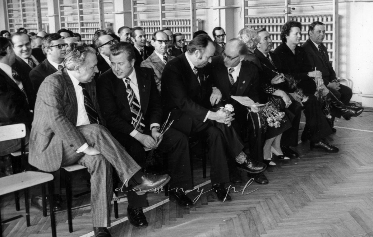 Nasi szanowni goście już podczas uroczystości dzielili się wrażeniami. Od lewej: I sekretarz KMiG PZPR J. Nowak, kurator J. Lerski, Naczelnik Miasta i Gminy Bogdan Kowalski, dyrektor szkoły Feliks Szturo, była dyrektorka szkoły Halina Kieszkowska, przedstawiciele komitetu rodzicielskiego. W głębi widać Inspektora Oświaty i Wychowania w Wołominie J. Janczewskiego, przedstawicieli zakładów pracy i dyrektorów szkół.