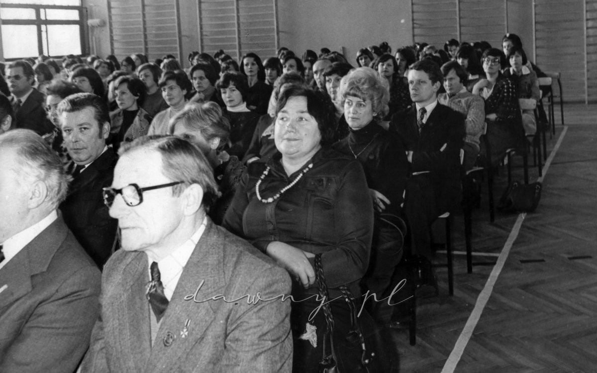 Dalsza cześć naszych gości: przedstawiciel ZBOWiDu, a za nim absolwentka naszej szkoły, obecnie dyr. WSS pani J. Fusnik i pierwsza dyrektorka tej szkoły - J. Martelińska. W głębi - sympatyczne i uśmiechnięte twarze naszych profesorów.