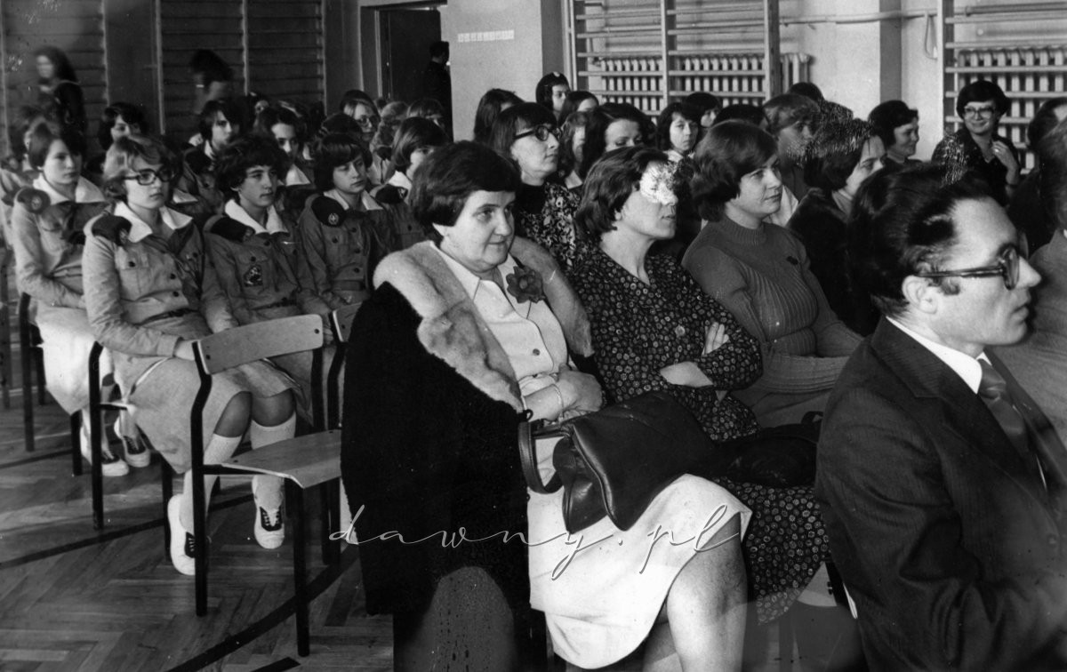 Na pierwszym planie przezacne Grono Pedagogiczne: pan dyr. S. Zacheja, pani prof. H. Paluch, pani prof. K. Bareja, pani prof. E. Drab, pani prof. M. Szczęsna, pani prof. J. Rygało, pani sekretarka J. Głodek, pani prof. B. Uścinowicz, pani prof. A. Nowak oraz pani prof. A. Wicik i pani prof. B. Kuźma