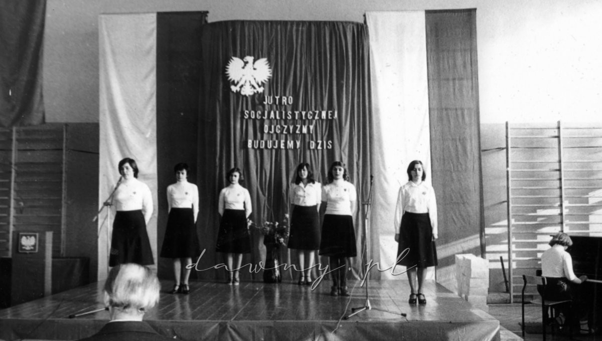 Program artystyczny rozpoczął montaż słowno-muzyczny w wykonaniu najstarszych uczennic naszej szkoły - o lewej J. Mędrzycka, E. Rosa, M. Pierzchała, G. Tryc, M. Michalik, T. Szczotka a przy pianinie jedna z najmłodszych naszych koleżanek - B. Pakulniewicz.