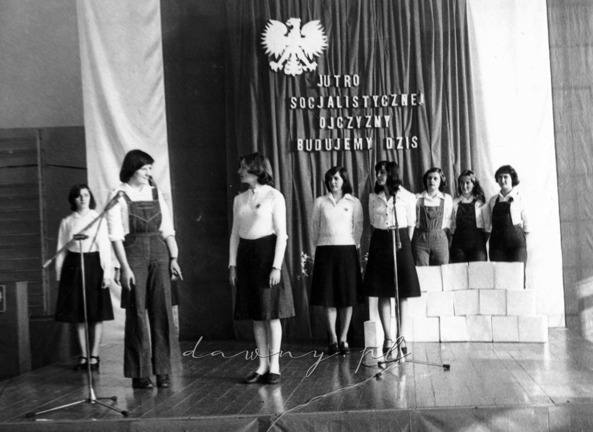 Budowniczym i wszystkim, którzy przyczynili się, aby nasza szkoła stał się faktempoświęcona była druga część montażu improwizująca budowę. Przy mikrofonie czołowa recytatorka kl. III L.Ek. M. Łukasiewicz i uczennica kl. IV H. Barczuk.