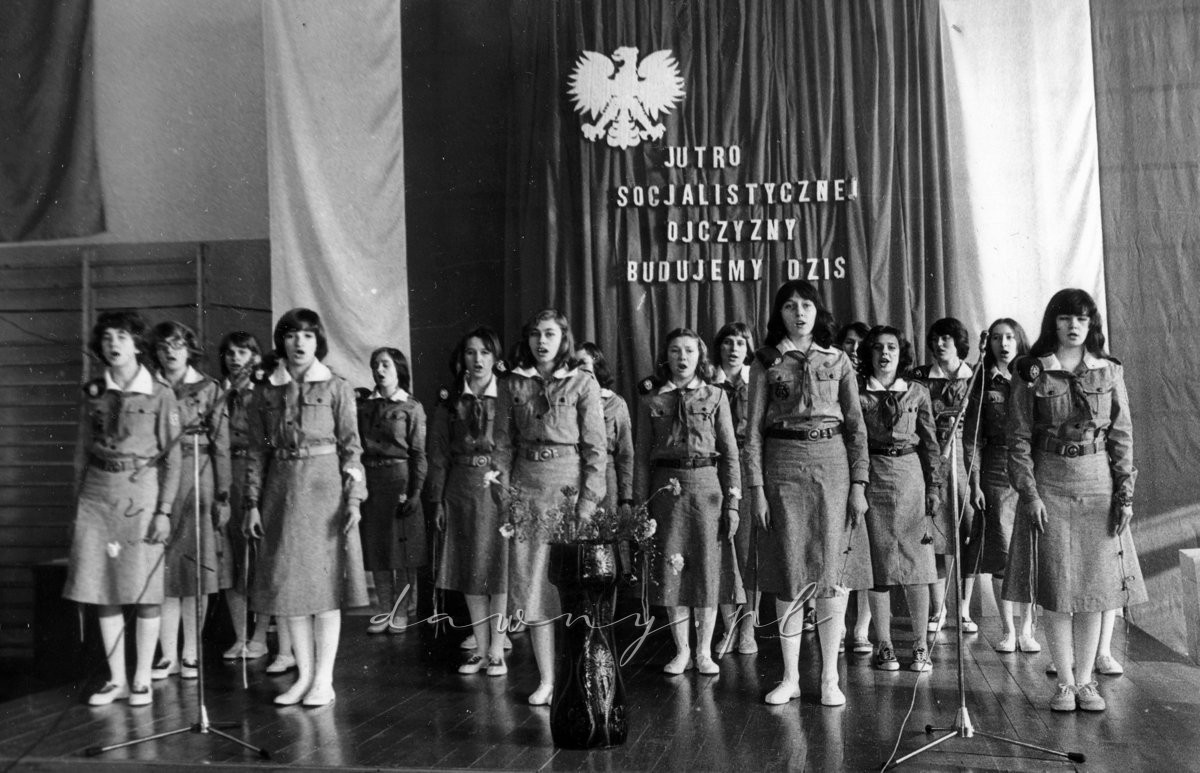 Harcerki z Ib L. Ek. uzupełniały program tańcem i piosenką...