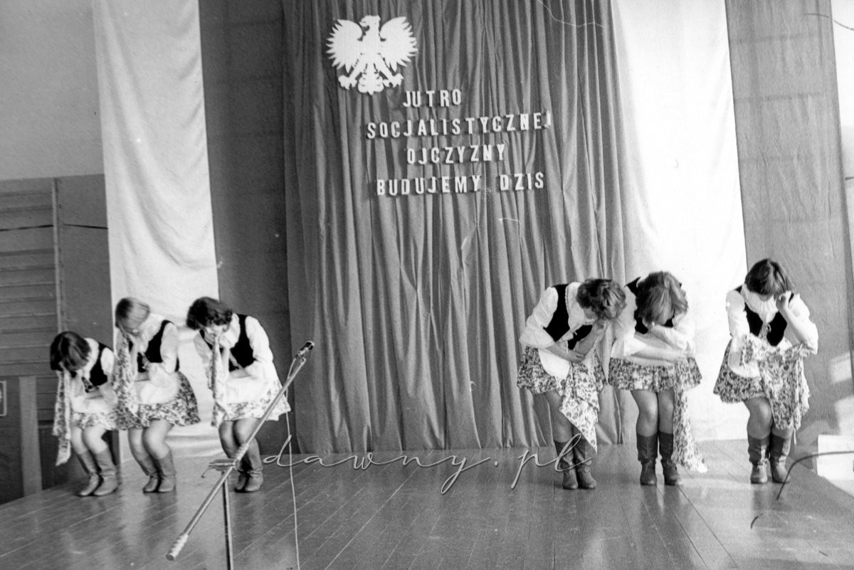 Tancerki bardzo ładnie prezentowały się w kolorowych strojach.