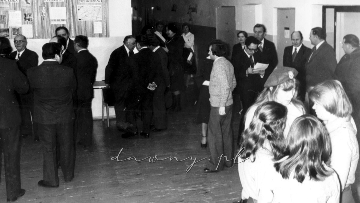 ...po to, by w korytarzu kontynuować dyskusje.