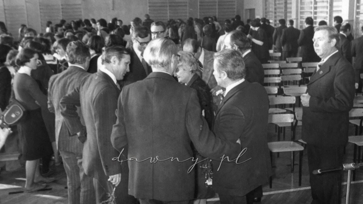 Po zakończeniu uroczystości goście dzielą się wrażeniami i powoli wychodzą...