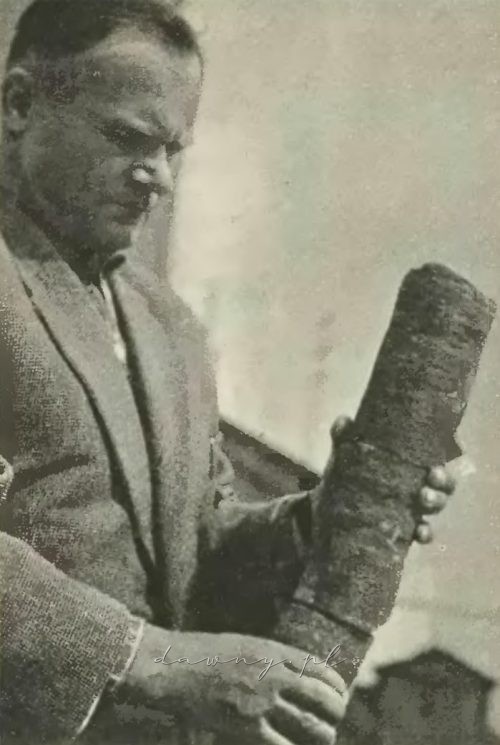 Kierownik wierceń w Urlach p. Michał Pony ogląda wydobyte rdzenie geologiczne. Jeżeli je złożyć jeden za drugim, dadzą pełny obraz warstw geologicznych.