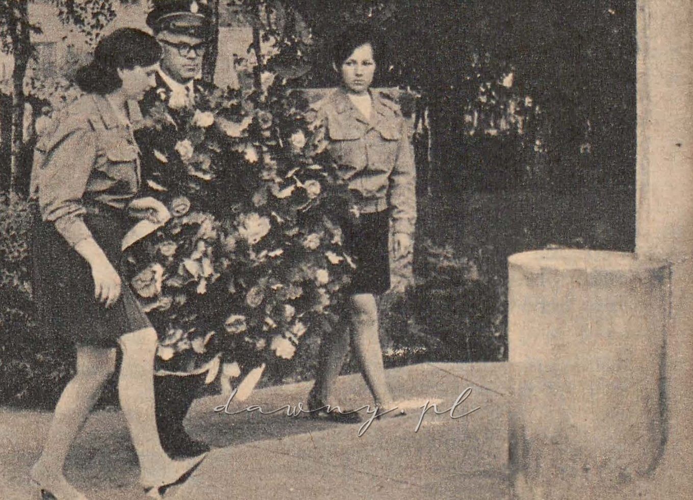Złożenie wieńców pod miejscowym pomnikiem ofiar II wojny światowej (Marki 1968)