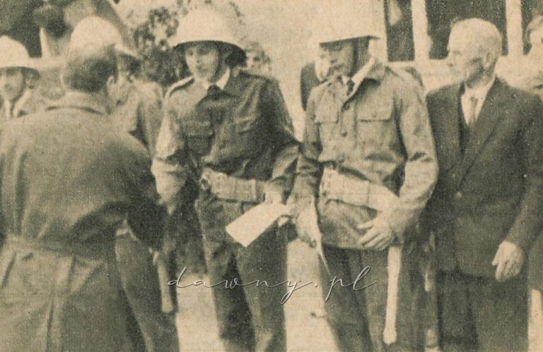 Z okazji jubileuszu najbardziej ofiarni członkowie OSP w Słupnie otrzymali listy pochwalne. W śród wyróżnionych znaleźli się także: Czesław Kostrzewa (pierwszy z prawej) i przedstawiciel trzeciego pokolenia Kostrzewów — Janusz (trzeci z prawej).