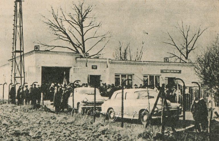 Strażnica w dniu oddania do użytku (OSP Poświętne, 1971)