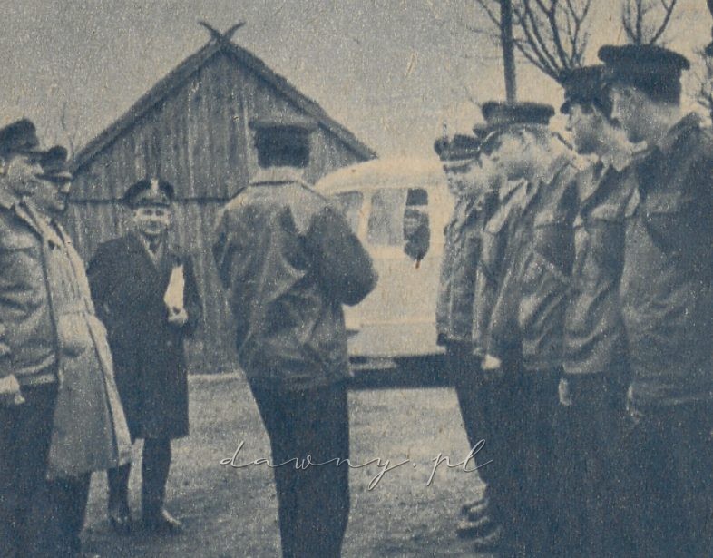 Odprawa podchorążych SOP przed wyruszeniem na kontrole (1964)