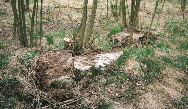Radzymin. Na wielu płytach nagrobnych nie zachowały się napisy.