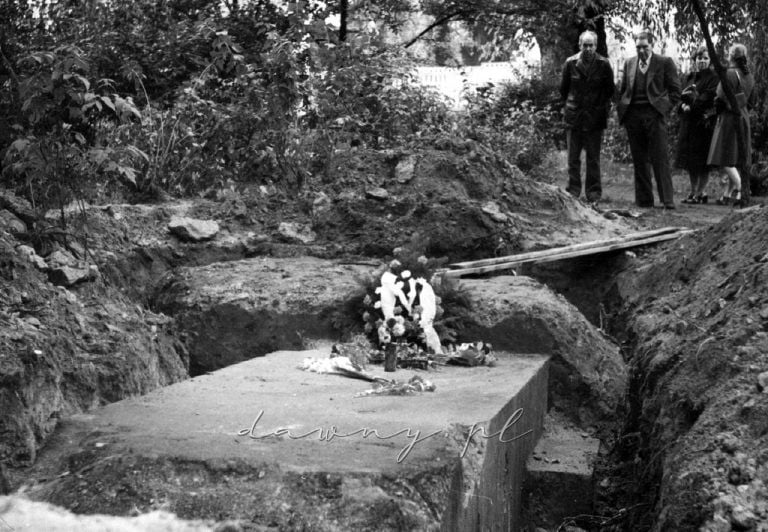 Wydobycie pomnika Obrońcom Ojczyzny (1981)